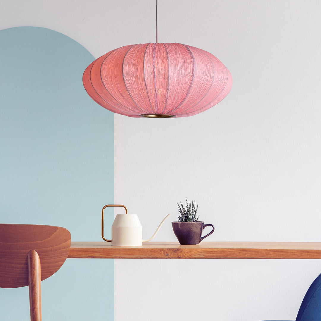 Stilfuld Alcazar pendel Ø50 i rosé, elegant tekstiloverflade, blødt lys, moderne belysning for hjemmet.