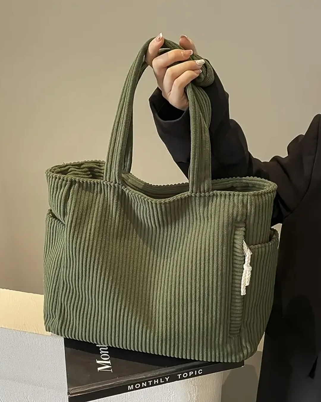 Stilfuld casual skuldertaske til kvinder med justerbar snor. Elegant hverdagstaske i trendy design.
