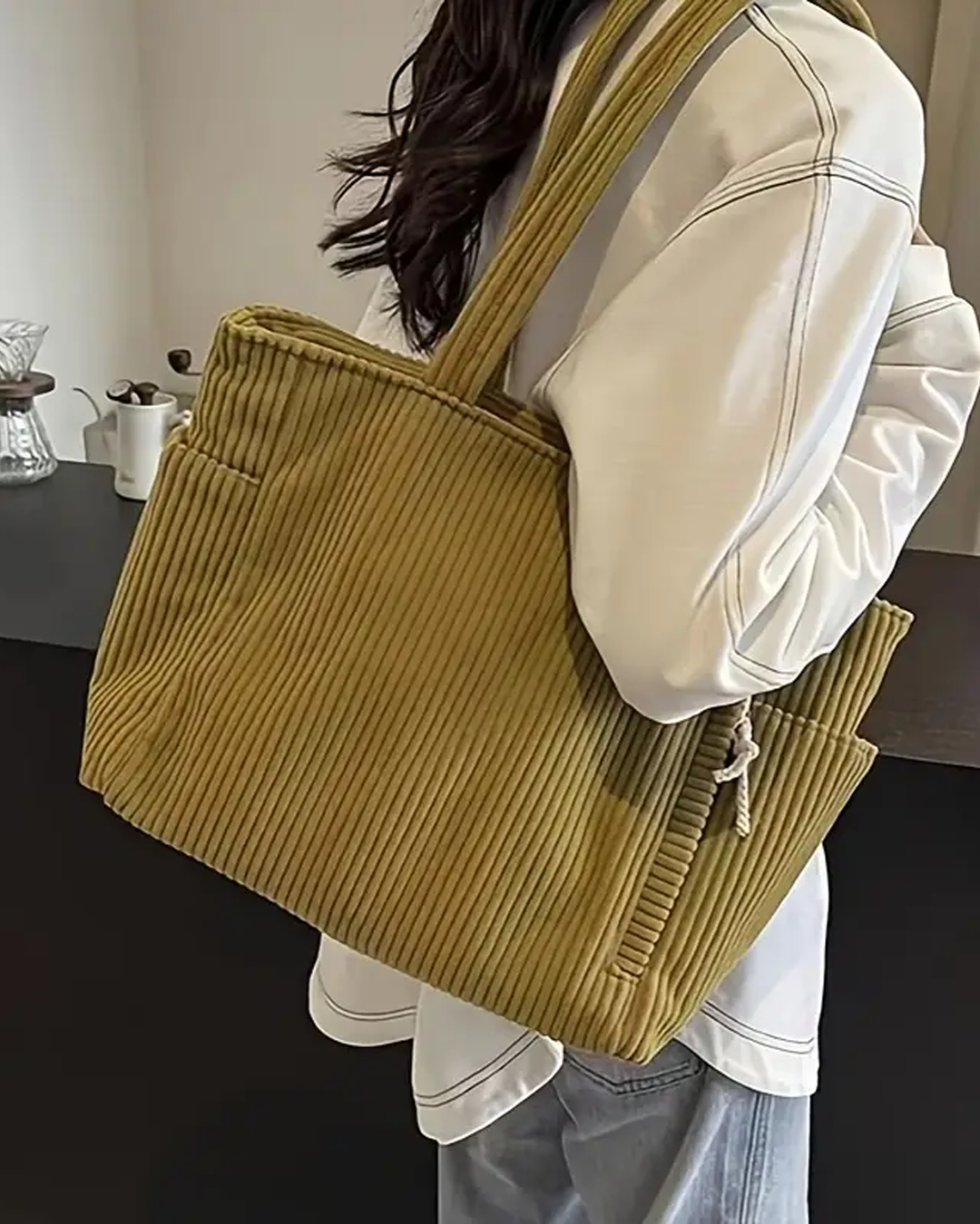 Sennepsgul skuldertaske til damer. Casual design med smart justerbar snor, et trendy tilbehør.