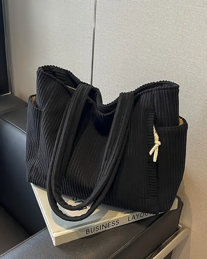 Elegant casual skuldertaske med justerbar snor. Perfekt dametaske til både hverdag og fritid.