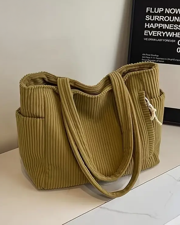 Moderne grøn skuldertaske til kvinder. Casual design med justerbar snor, ideel som praktisk hverdagstaske.