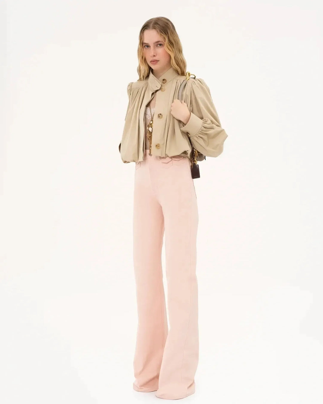 Khaki cropped bomberjakke til kvinder med moderne puffærmer. En behagelig og stilfuld damejakke.