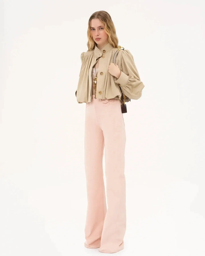 Khaki cropped bomberjakke til kvinder med moderne puffærmer. En behagelig og stilfuld damejakke.