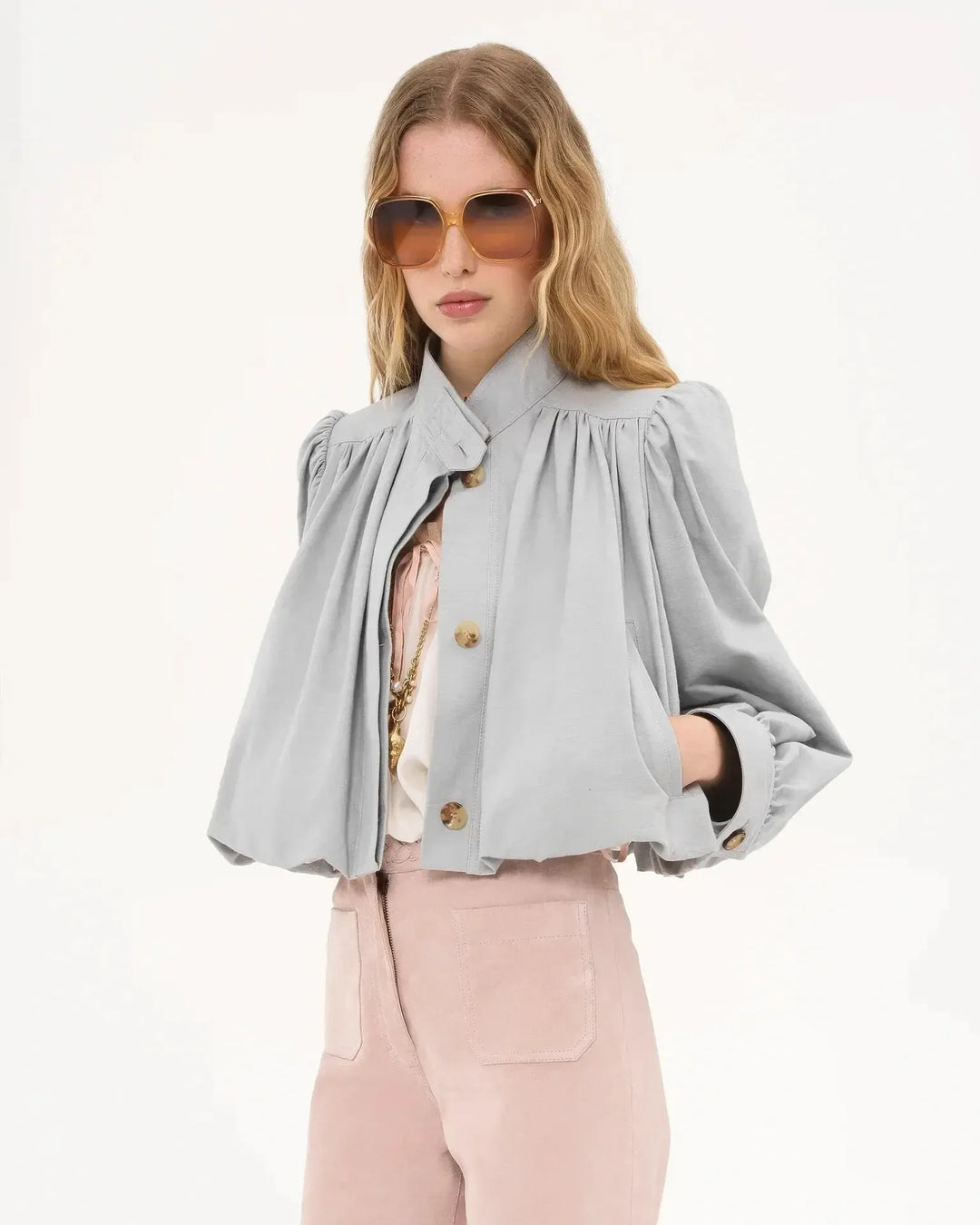 Moderne cropped bomberjakke med puffærmer i khaki, perfekt til et stilfuldt kvindeligt look.
