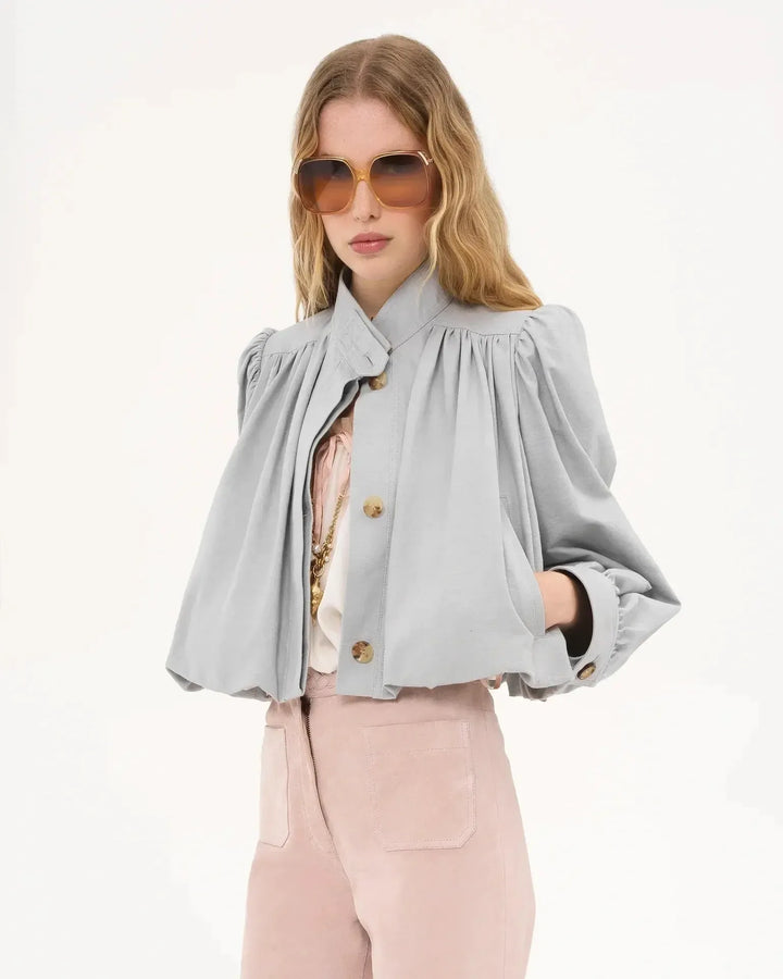 Moderne cropped bomberjakke med puffærmer i khaki, perfekt til et stilfuldt kvindeligt look.