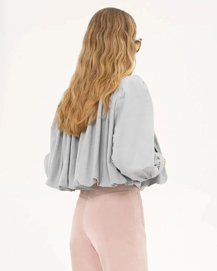 Dame bomberjakke med puffærmer i grå. En trendy cropped jakke til kvindemode.
