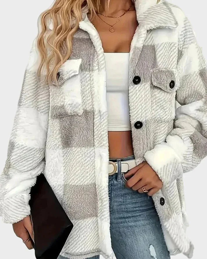 Stilfuld dame fleecejakke i blødt materiale, perfekt til vinter og lag-på-lag overtøj.