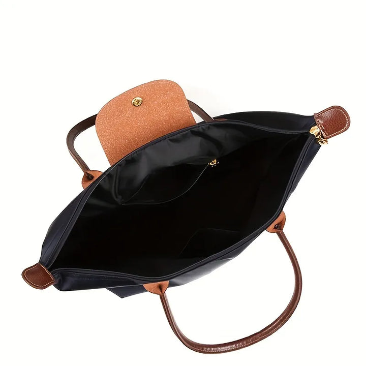Stilfuld dame håndtaske og shopper. Rummelig og elegant hverdagstaske med klassisk design.