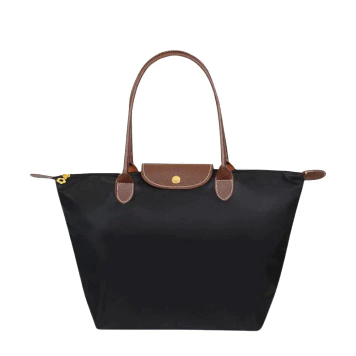 Dame håndtaske båret over skulderen. Elegant skuldertaske og shopper, ideel som stilfuld hverdagstaske.