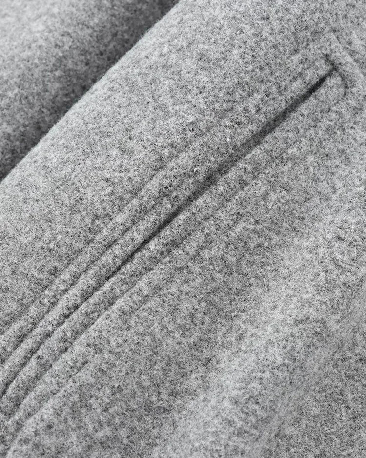 Dame bomberjakke i kort model. Alsidig overgangsjakke; passer til jeans eller kjole. Moderne hverdagssilhuet.