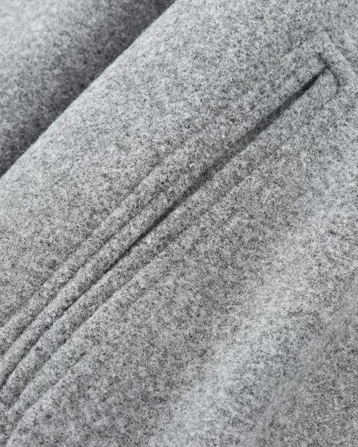 Dame bomberjakke i kort model. Alsidig overgangsjakke; passer til jeans eller kjole. Moderne hverdagssilhuet.