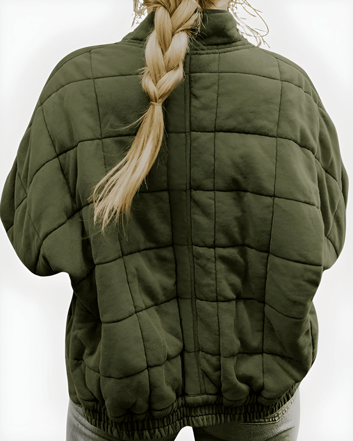 Dame oversize quiltet jakke i stilrent design. Komfortabel og moderne til kvinder, ideel til overgangssæsoner.
