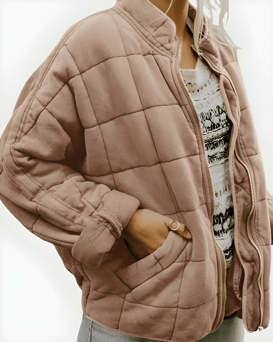 Komfortabel og trendy letvatteret damejakke. Perfekt quiltet jakke til den moderne kvinde, alsidig til mange looks.