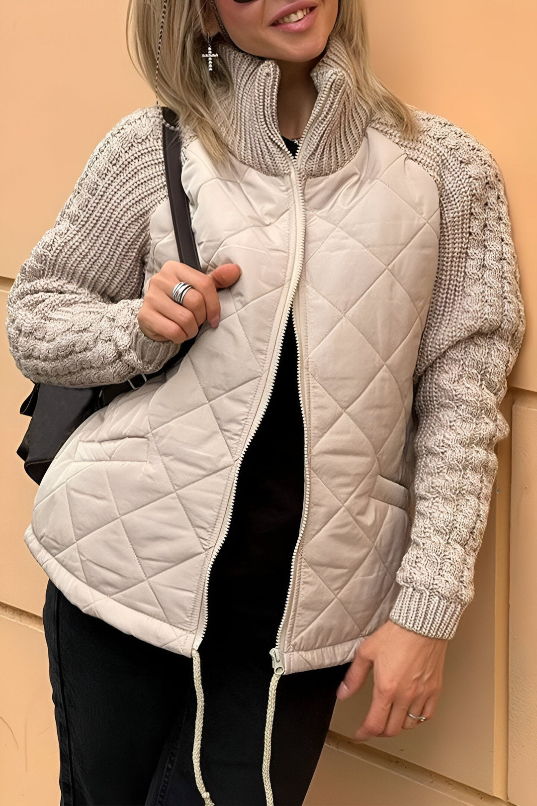 Stilfuld dame quiltet letvægtsvest med lynlås, perfekt til lag på lag. Komfortabel og varm til overgangen.