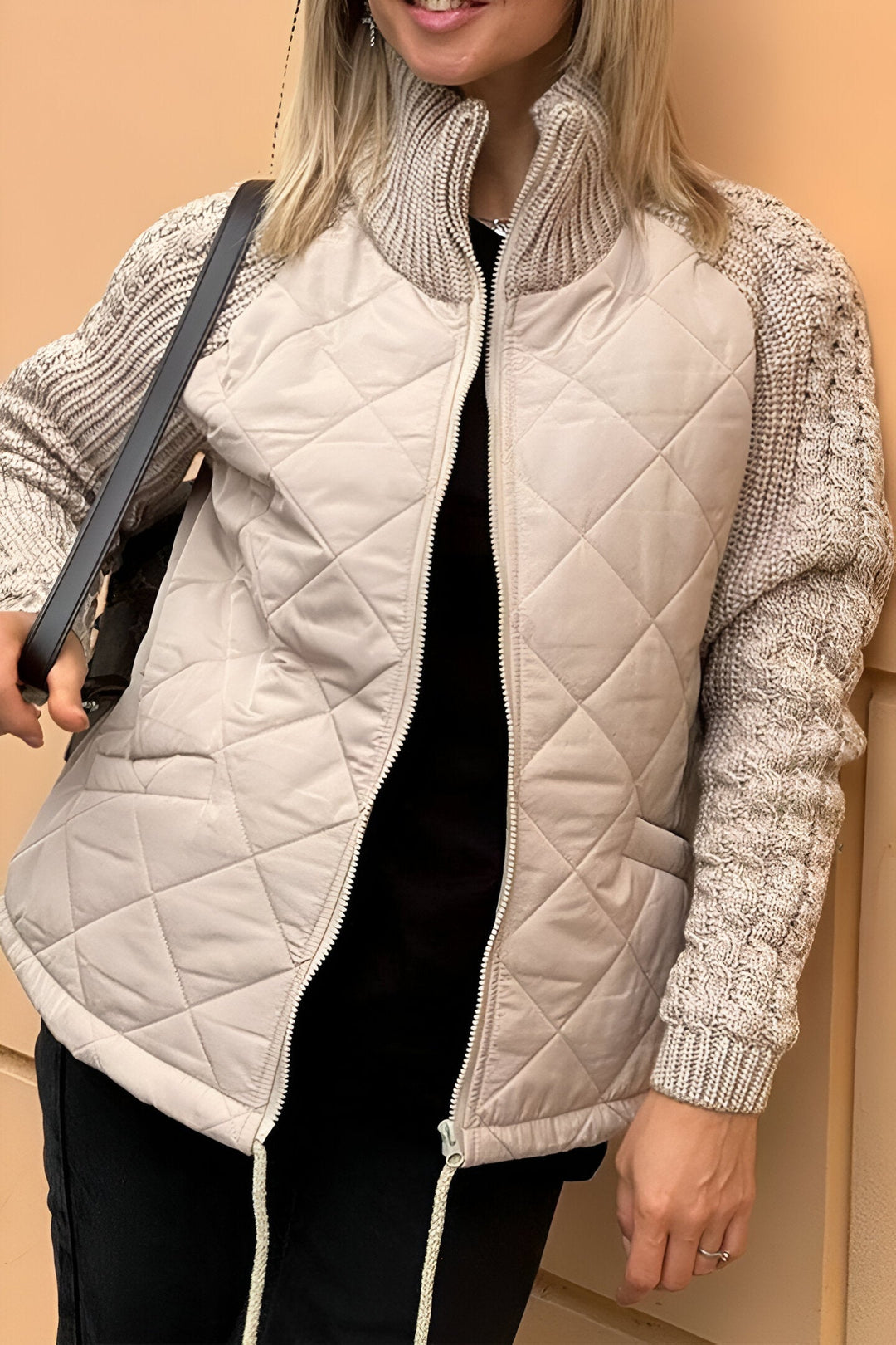 Sort sporty damevest, quiltet og letvægts med lynlås. Perfekt til udendørs fritid og moderne lag på lag stil.