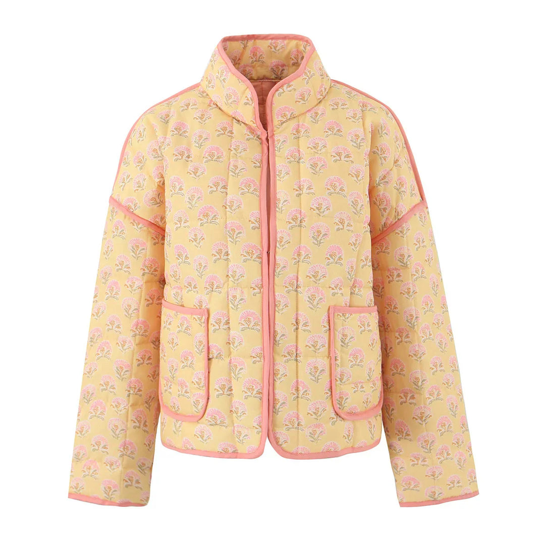 Stilfuld dame vatteret letvægtsjakke i urban stil, perfekt til forår og efterår. Komfortabel hverdagsjakke.