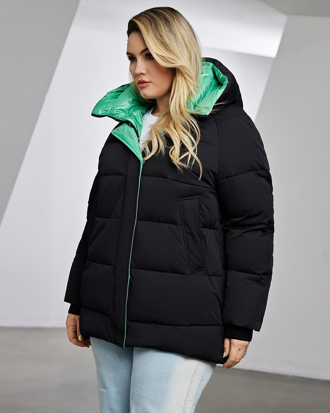 Komfortabel og varm dame vinterjakke med tidløs elegance. Perfekt som stilfuld outerwear til vintertøj.