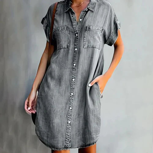 Stilfuld denim skjortekjole med løs pasform og praktiske lommer, perfekt til både afslappede og formelle lejligheder.