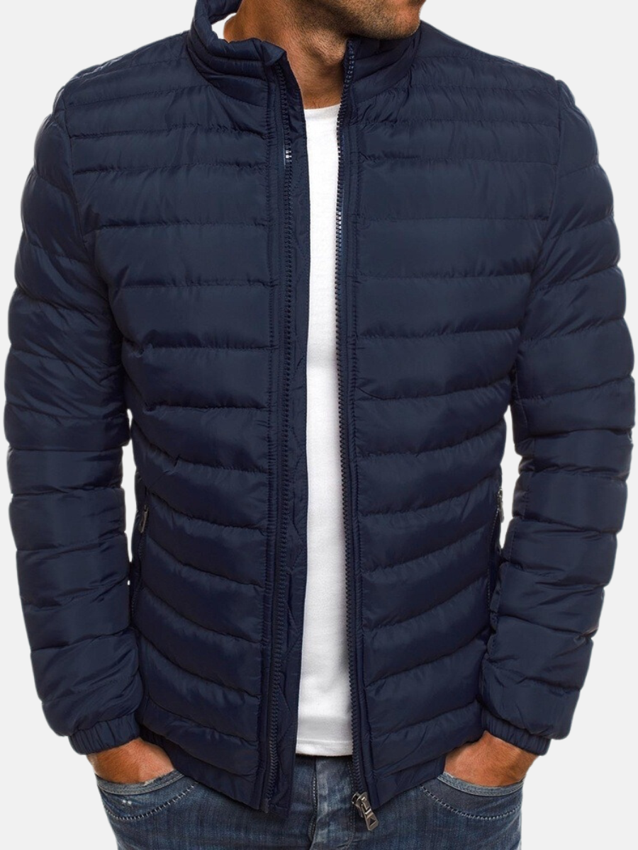 Quiltet dunjakke bomber til mænd i letvægts design. Varm herre vinterjakke med stående krave.