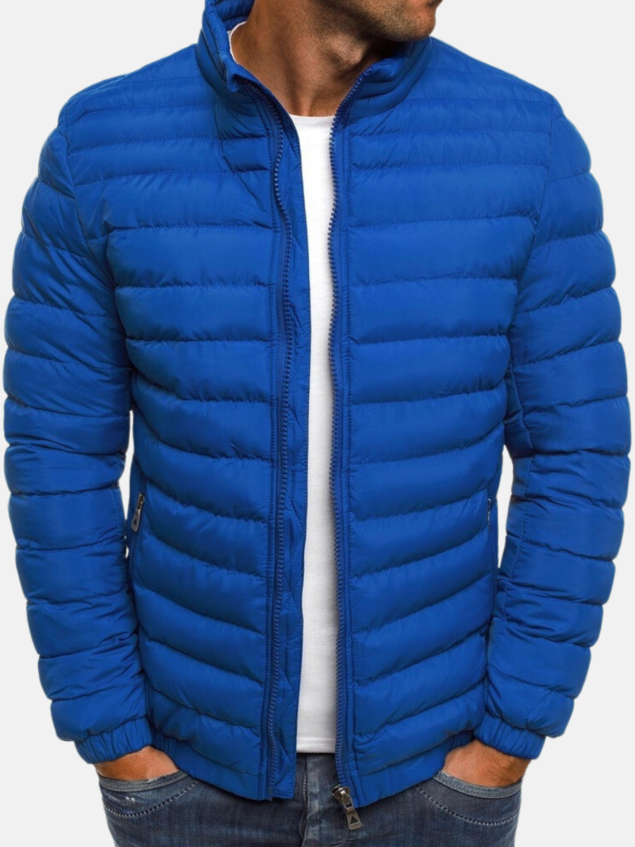 Moderne herre bomber dunjakke. Letvægts vinterjakke til mænd, ideel til et stilfuldt casual look.