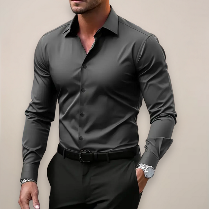 Stilfuld herre forårsskjorte i slim fit, perfekt til moderne mænds garderobe.
