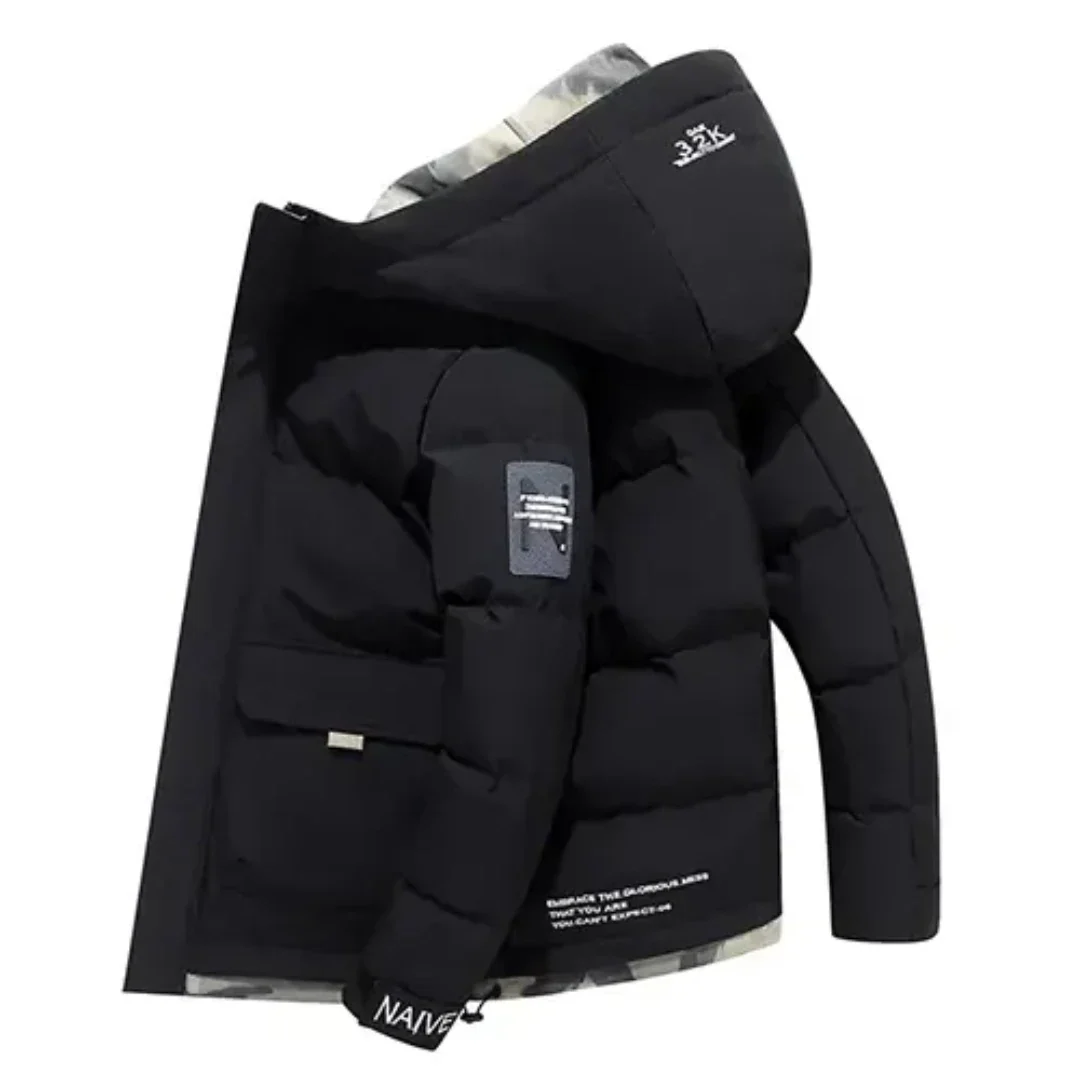 Stilfuld herre quiltet vinterjakke med hætte, perfekt til varme og komfort i koldt vejr. Hold dig varm og trendy.