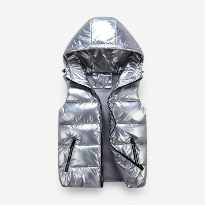 Komfortabel polstret herrevest med hætte, fuld lynlås og praktiske lommer. Ideel som ærmeløs jakke.