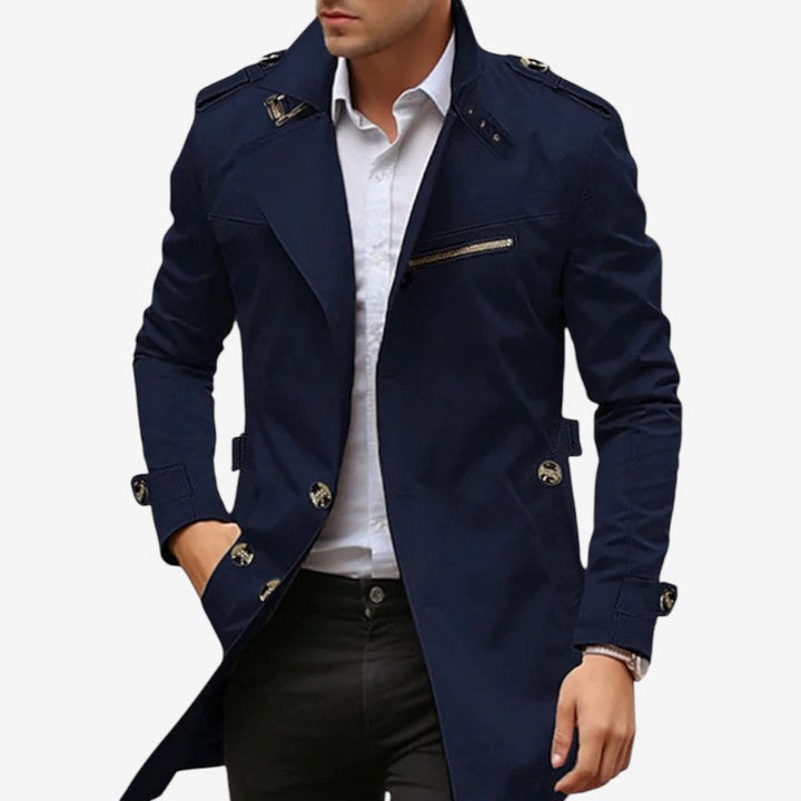 Stilfuld herre trenchcoat med praktiske multilommer og klassisk knaplukning, perfekt til forår/efterår.