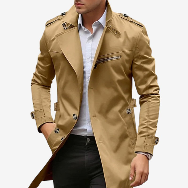Klassisk herre overtøj: en trenchcoat med knaplukning og mange lommer for et stilfuldt look.