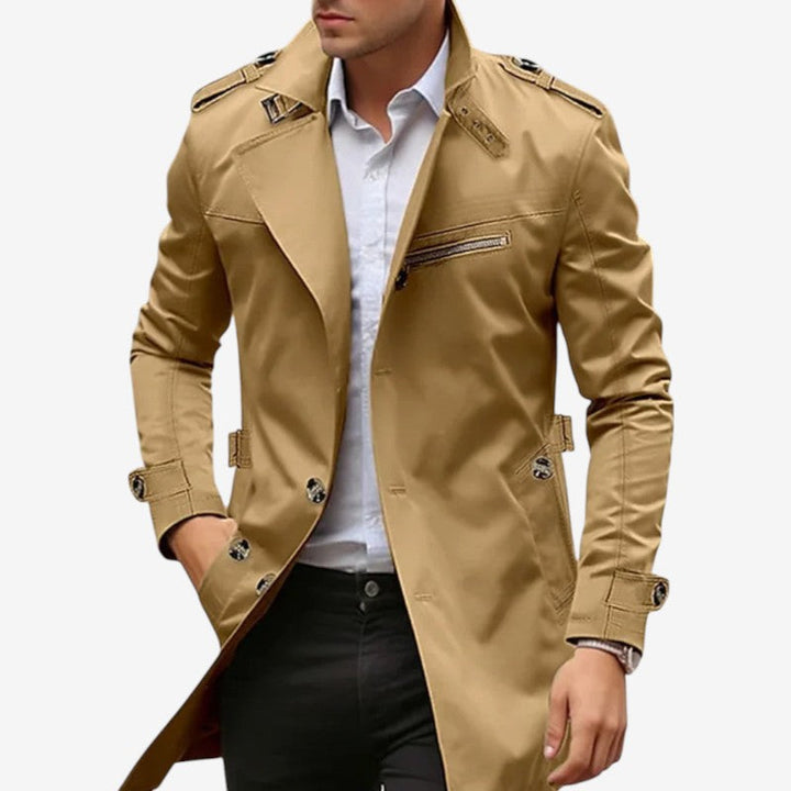 Klassisk herre overtøj: en trenchcoat med knaplukning og mange lommer for et stilfuldt look.