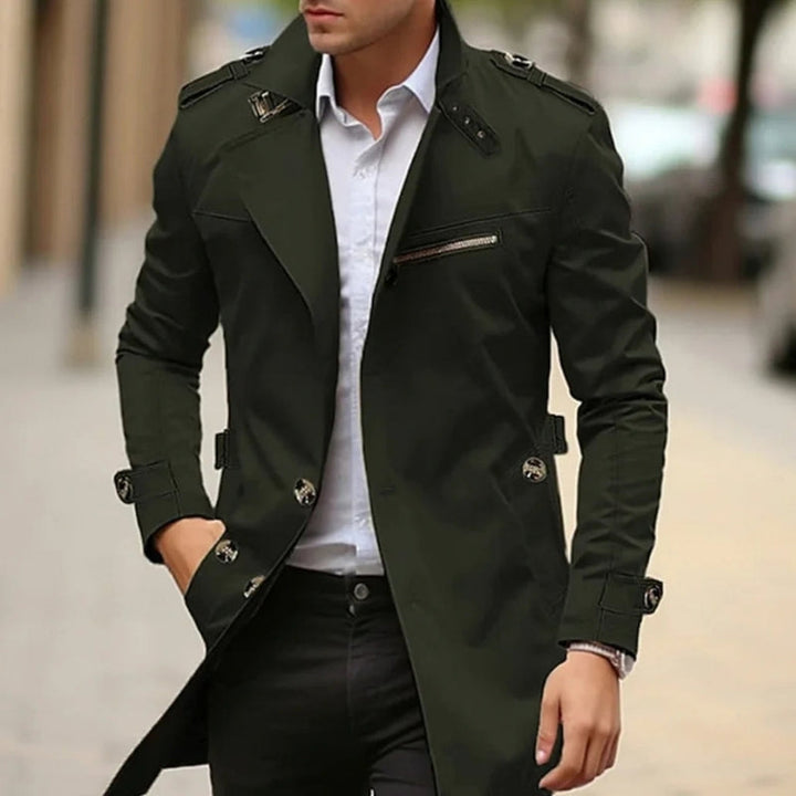 Herre trenchcoat med elegant snit, rummelige multilommer og robust knaplukning.