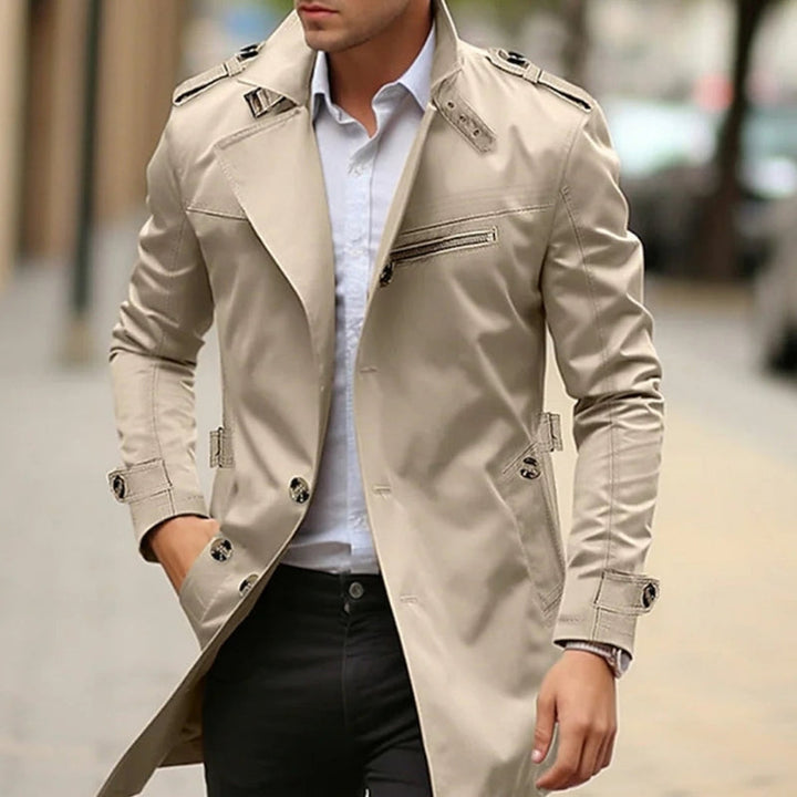 Praktisk herrefrakke: elegant trenchcoat med multilommer og stilfuld knaplukning.