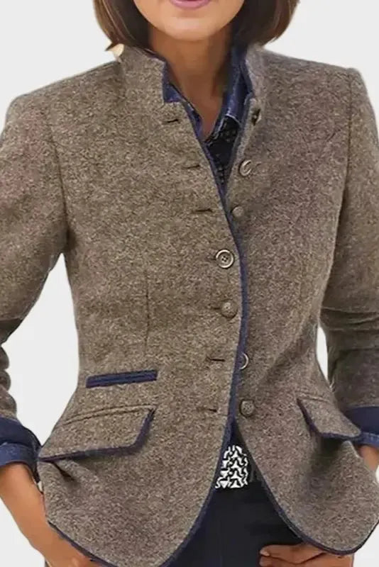 Stilfuld kort dameblazer. Elegant og tidløs, perfekt til business, kontor og hverdag. Fås i brun og grå.