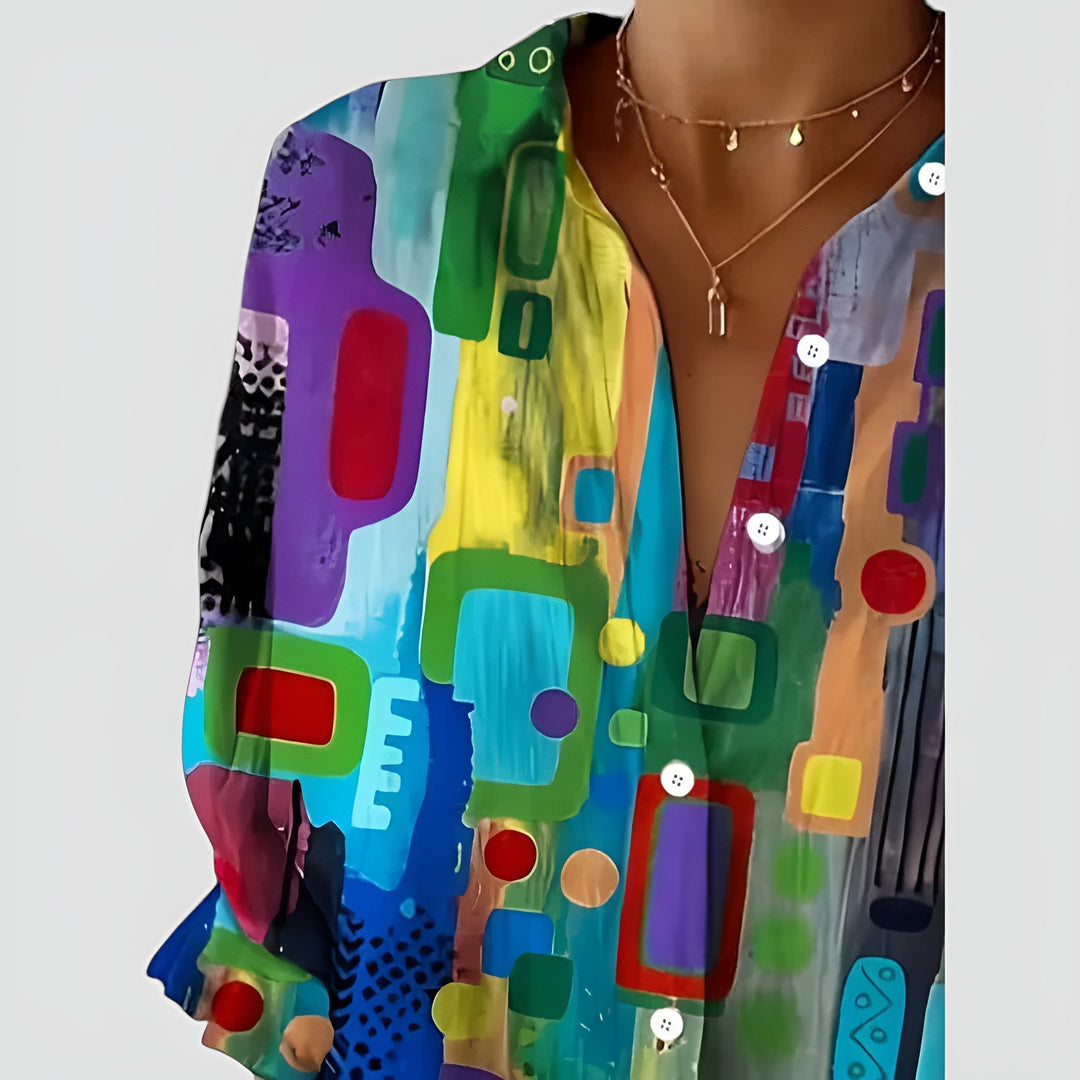 Elegant kvindebluse med et iøjnefaldende geometrisk mønster. Stilfuld og moderne top for den bevidste kvinde.