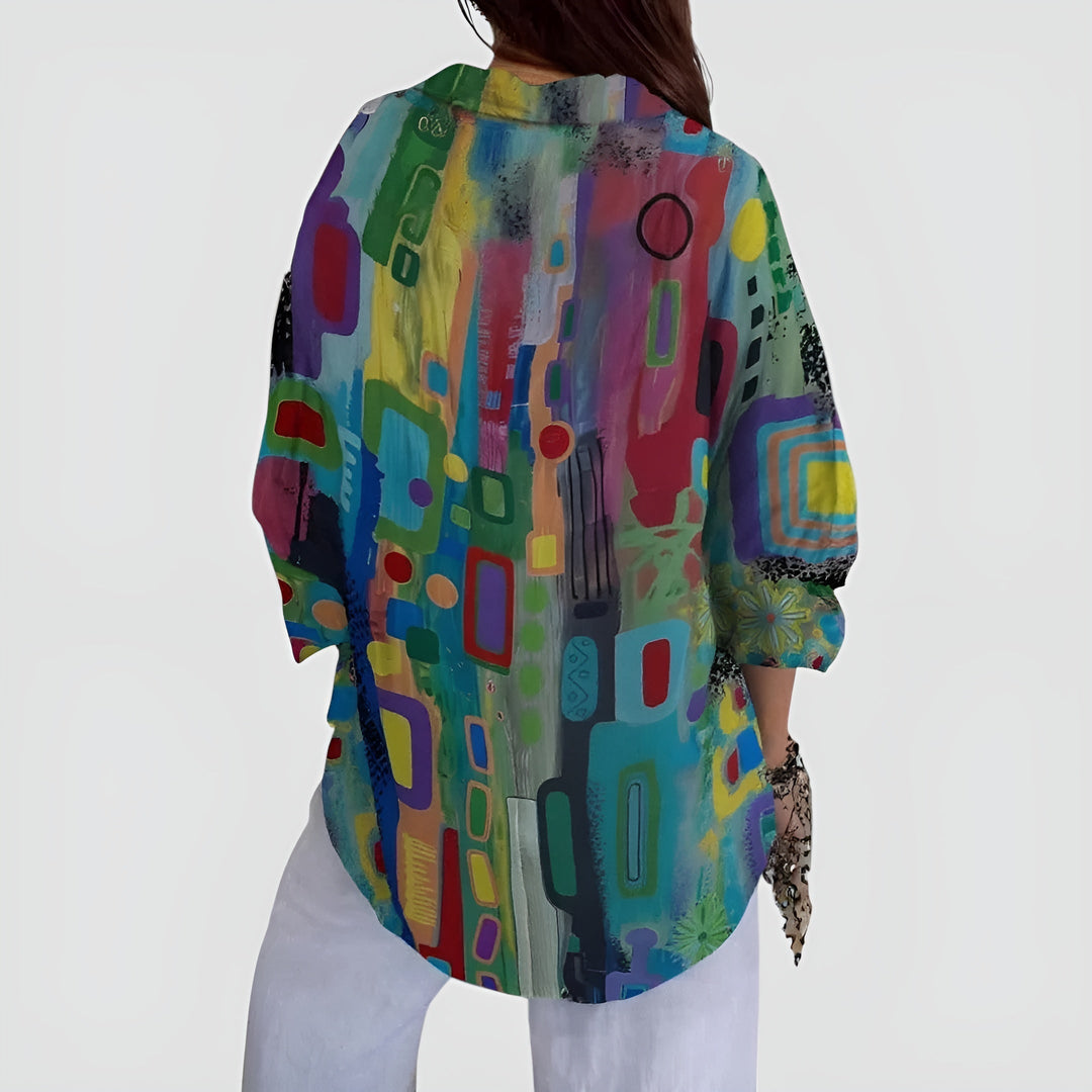Alsidig kvinde bluse med moderne geometrisk mønster. En komfortabel og stilfuld top, perfekt til mange lejligheder.