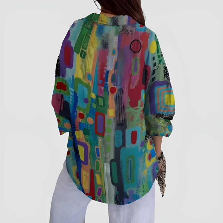 Alsidig kvinde bluse med moderne geometrisk mønster. En komfortabel og stilfuld top, perfekt til mange lejligheder.