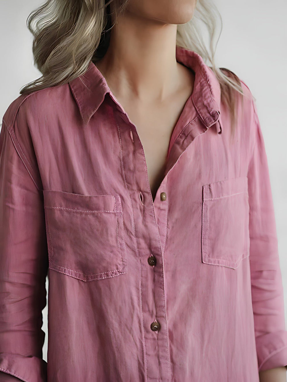 Langærmet jumpsuit til kvinder. Elegant og moderne overall i blødt stof, ideel til en komfortabel hverdag.