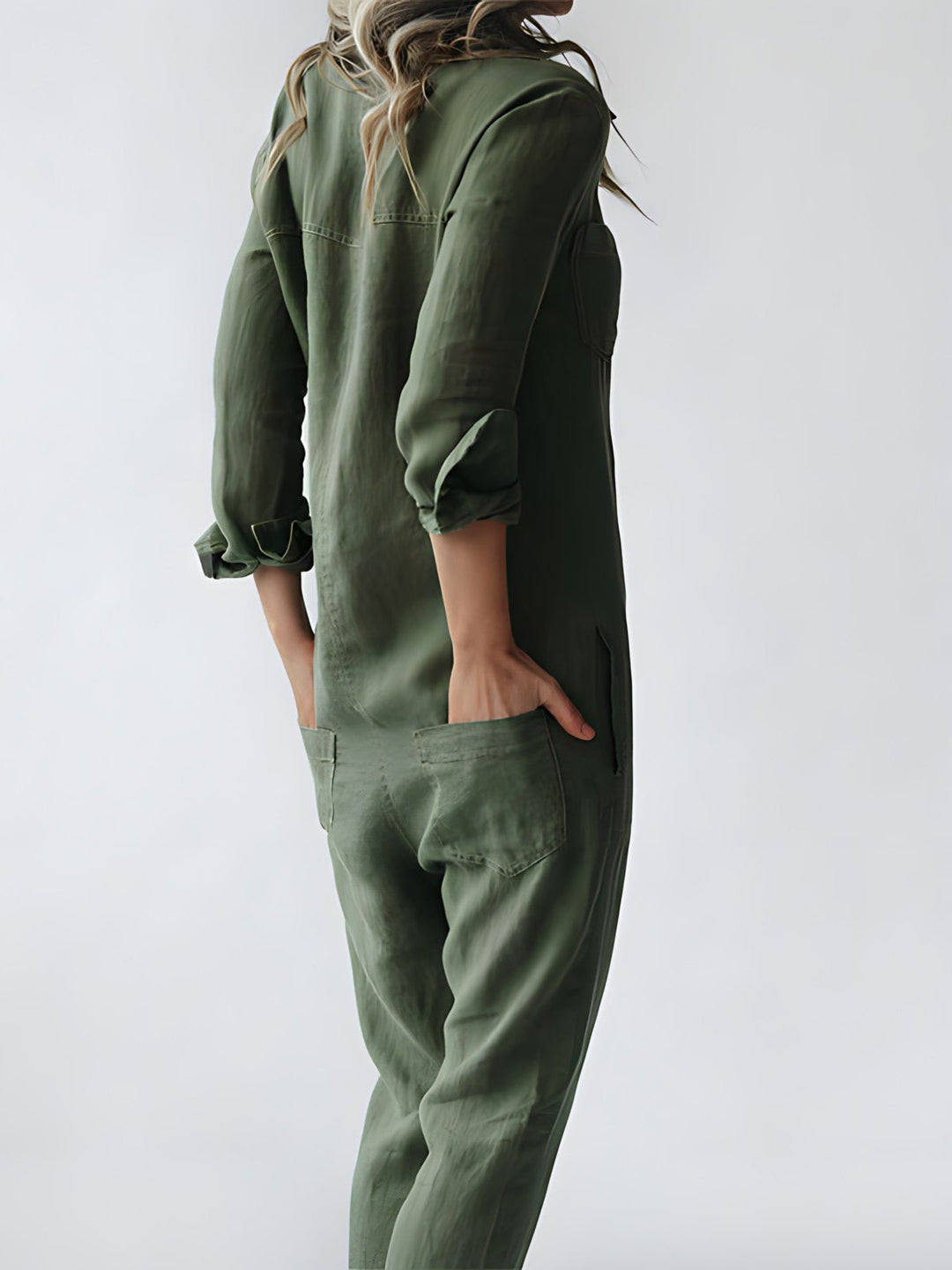 Trendy pink kvindejumpsuit. Komfortabel langærmet overall, ideel til et moderne hverdagslook.