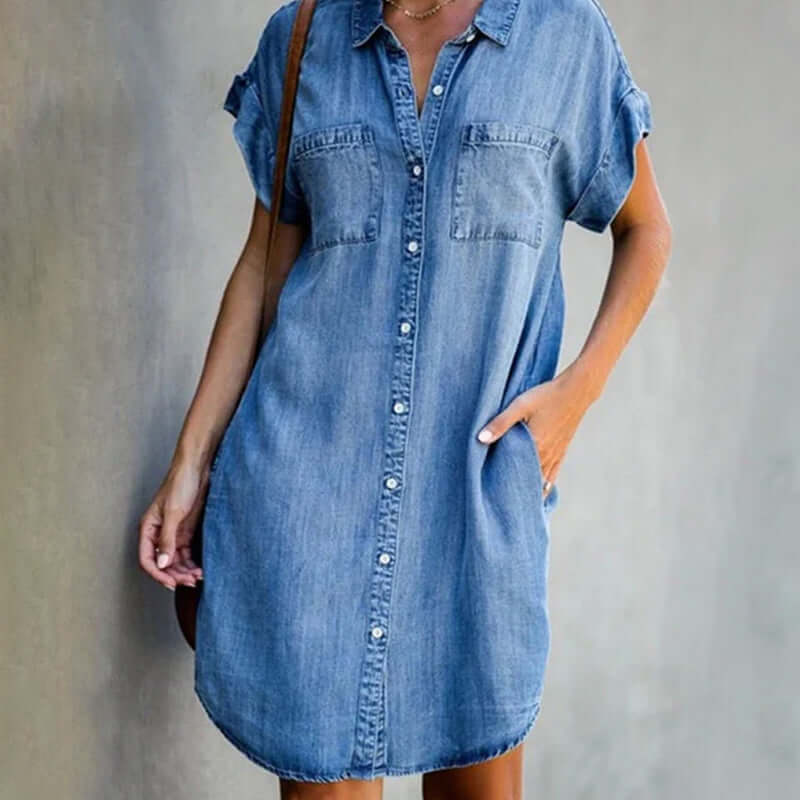 Stilfuld lyseblå denim skjortekjole til kvinder. Afslappet button-up design, ideel som hverdagskjole.