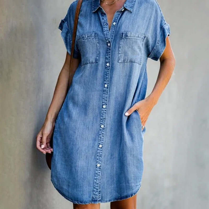 Stilfuld lyseblå denim skjortekjole til kvinder. Afslappet button-up design, ideel som hverdagskjole.