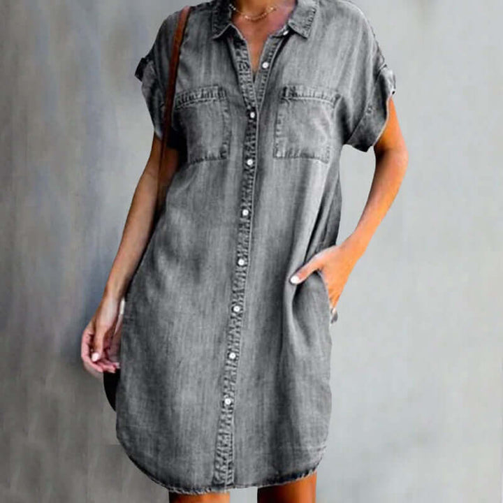 Dame langærmet denimkjole med knapper. Komfortabel og stilfuld forårs- eller sommerkjole i mørkeblå.