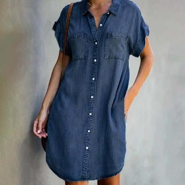 Afslappet grå denim skjortekjole til kvinder. Langærmet button-up design, perfekt til stilfuld hverdag.