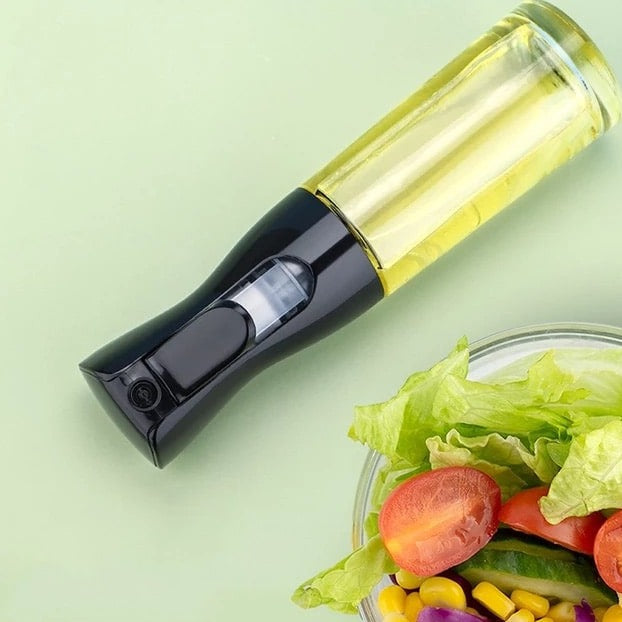 "Stilfuld oliespraydispenser, ergonomisk design, let håndtering, 200 ml kapacitet til præcis oliemængde ved madlavning."