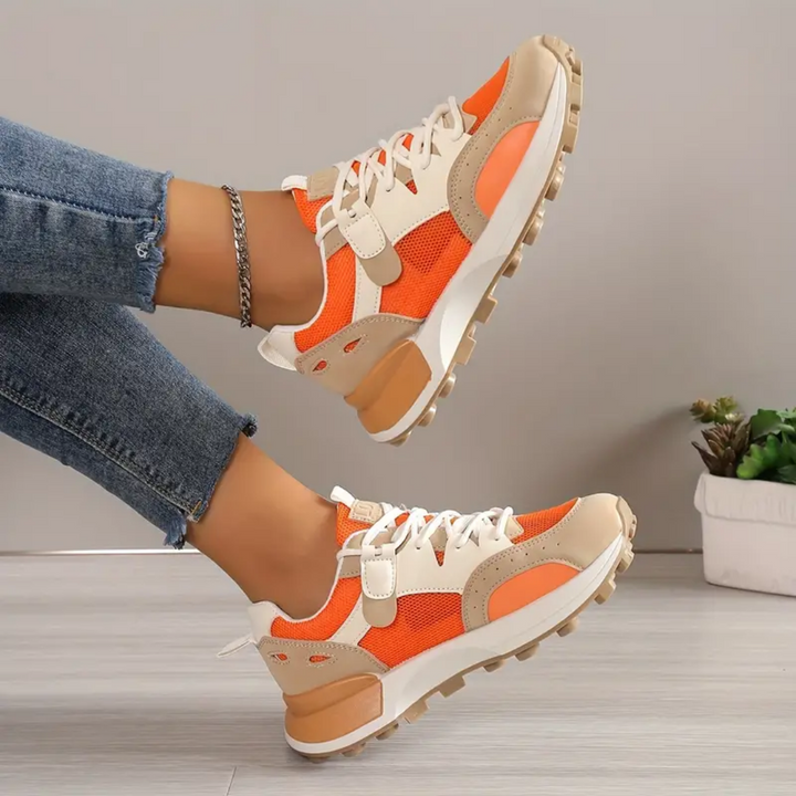 Komfortabel orange sommersneaker til kvinder. Åndbar og let design ideel til aktive dage i solen.