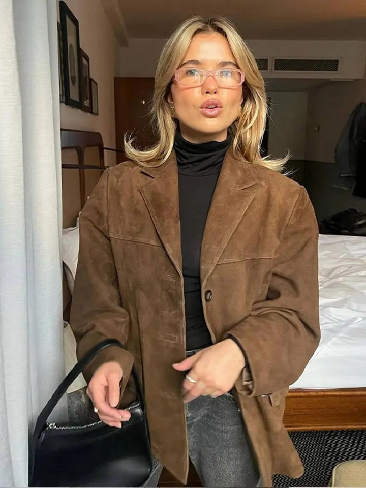 "Stilfuld oversized suede trench coat, brun, lang med elegant snit; giver varme og elegance til kvindegarderoben."