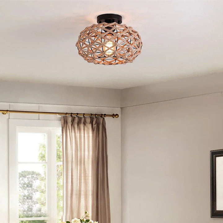 Designlampe i retrostil til loftet. Skaber hygge med sit varme skær, ideel for indendørs belysning.