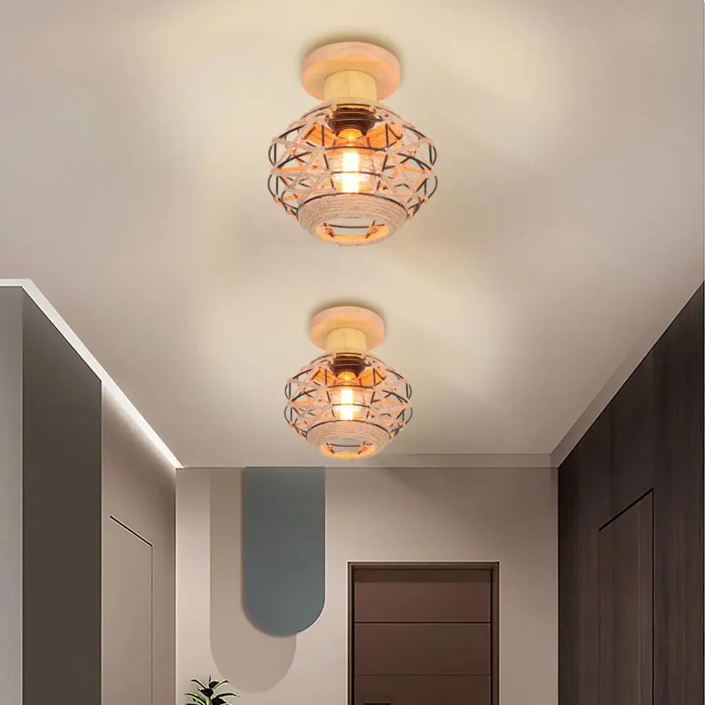 Vintage loftlampe, stilfuld belysning til stuen. Tilføjer retro-charme og hygge med varmt lys.
