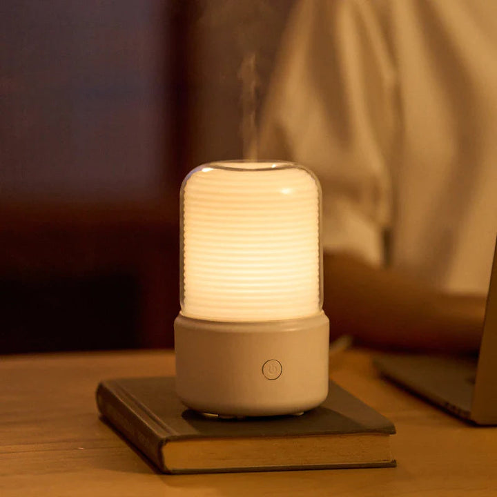 Stilfuld ultralydsdiffuser med LED-lys. Perfekt til aromaterapi, afslapning og hygge i hjemmet. Skaber velduftende tåge.