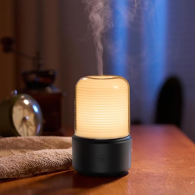 Moderne aromadiffuser med stemningsfuldt LED-lys. Ideel til velvære og indretning, skaber en rolig atmosfære med duftolie.