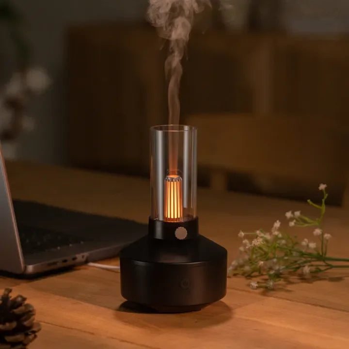 Elegant ultralydsdiffuser med LED-lys. Skaber en stilfuld stemning i hjemmet med aromaterapi og blid tåge for velvære.